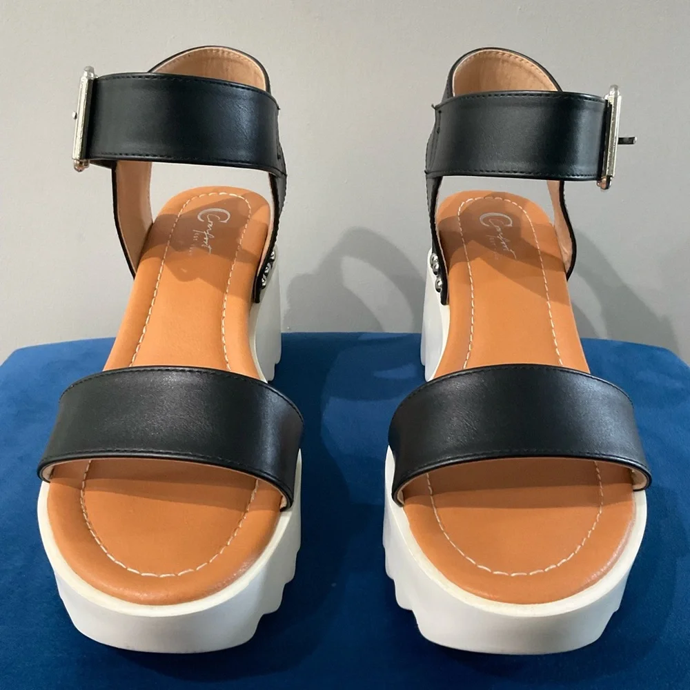 Comfort Est 1946 brand. Black and white sandals size 8.